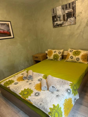 2-Bedroom with Private Parking fast WiFi 3-AirCon 3-SmartTVs WorkDesk Youtube Premium and Netflix